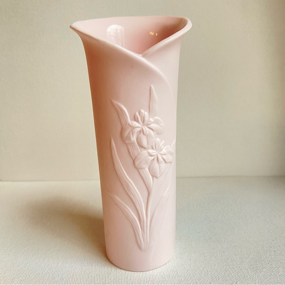 Royal China pale pink matte bisque ceramic embossed floral wrap vase 6 inches - Picture 1 of 10